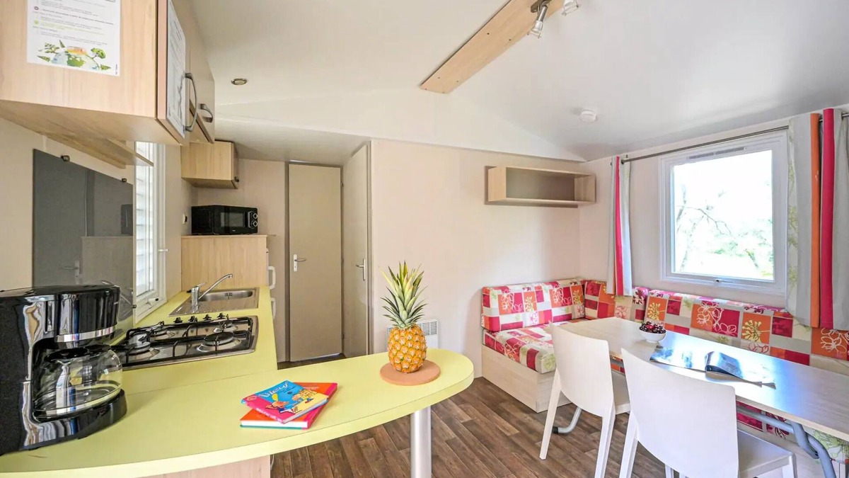 Castries House | Flower Camping le FONDESPIERRE * - Mobil-home COMFORT - 26m2 (2 bedrooms + air conditioning + tv) 4 people