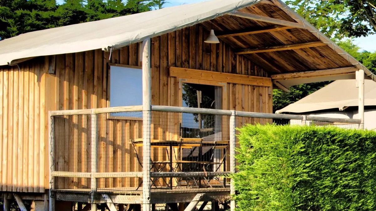 Loix House | Flower Camping Les Ilates * - Cabane Lodge sur pilingis STANDARD 34m2 (2 bedrooms) TV of which covered terrace 11m2 4 people