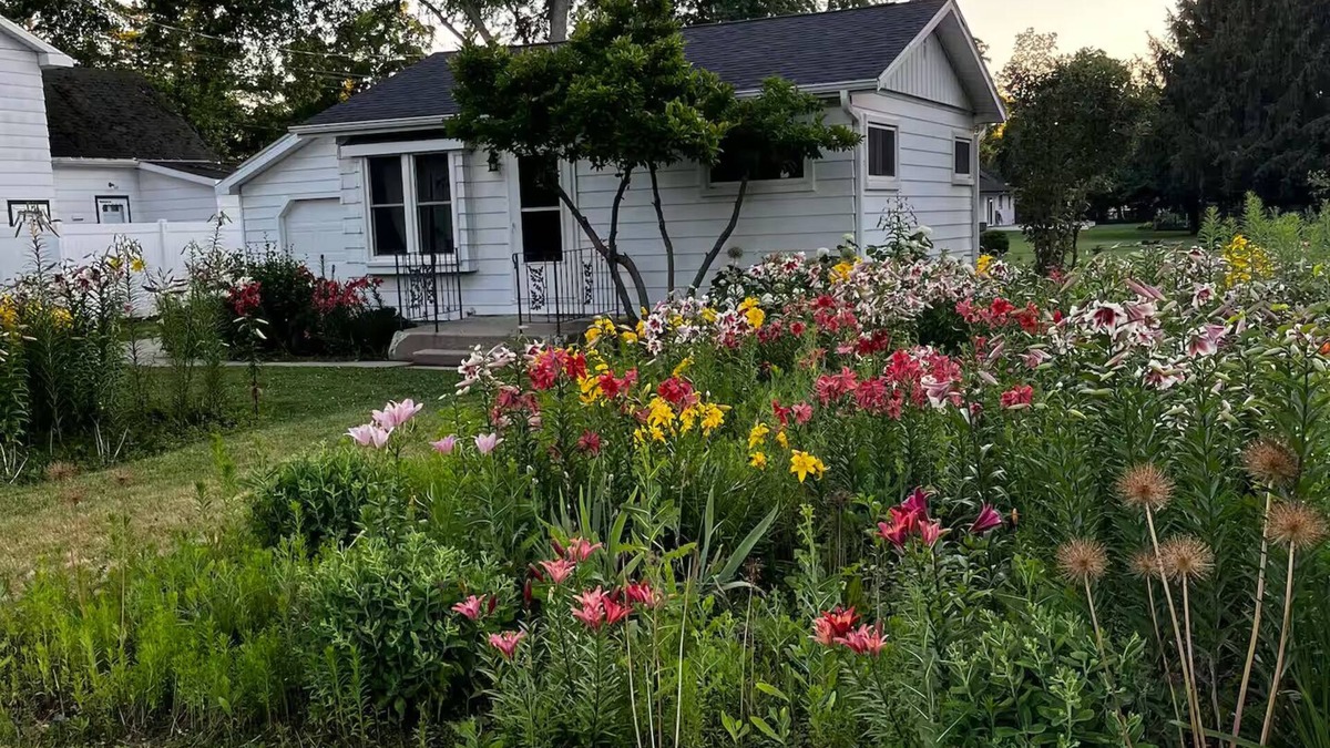 Walworth House | Flower Field Cottage Near Geneva Lake