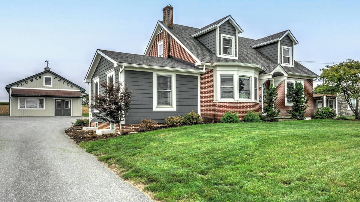 Gordonville House | Flower Patch Cottage Cozy& Family friendly Hot tub! 5bedroom & 4 bath