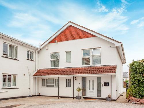 Roundham House | Flower Pots House - Uk39782
