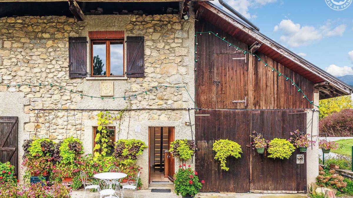 Les Marches House | FLOWERS AND VINES - LES MARCHES