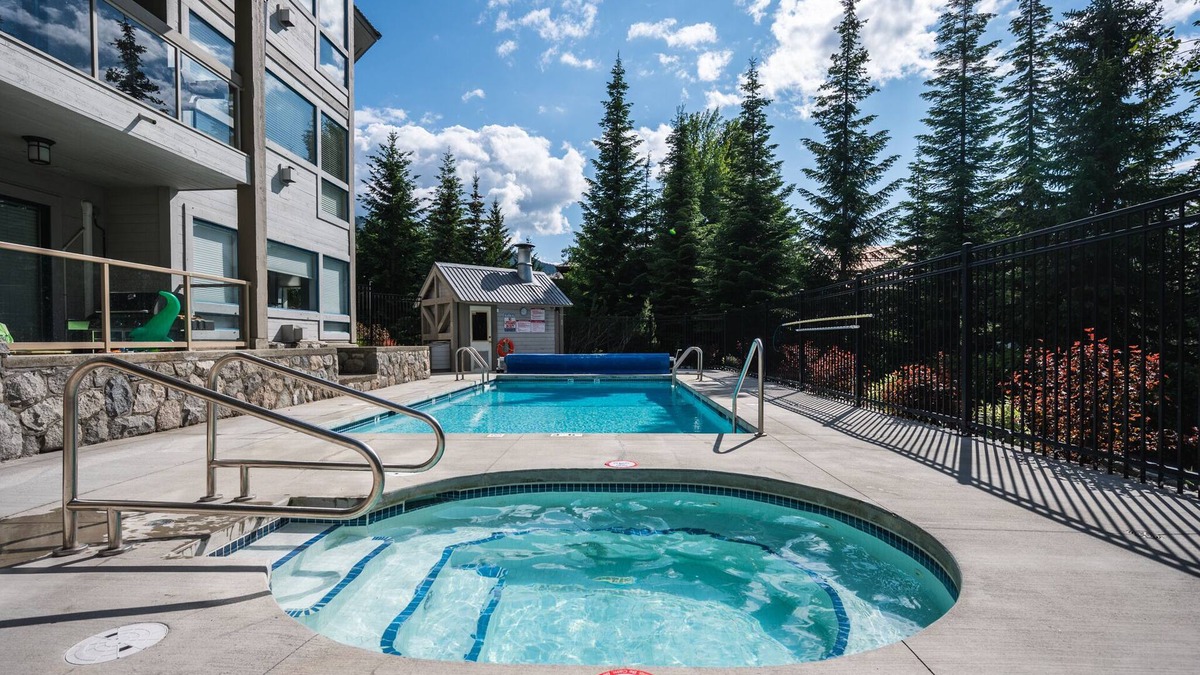Upper Village Condo | ❄︎Flute Escape❄︎ | 2 BR Ski In/Ski Out | Heated Pool & Hot Tub | Free Parking