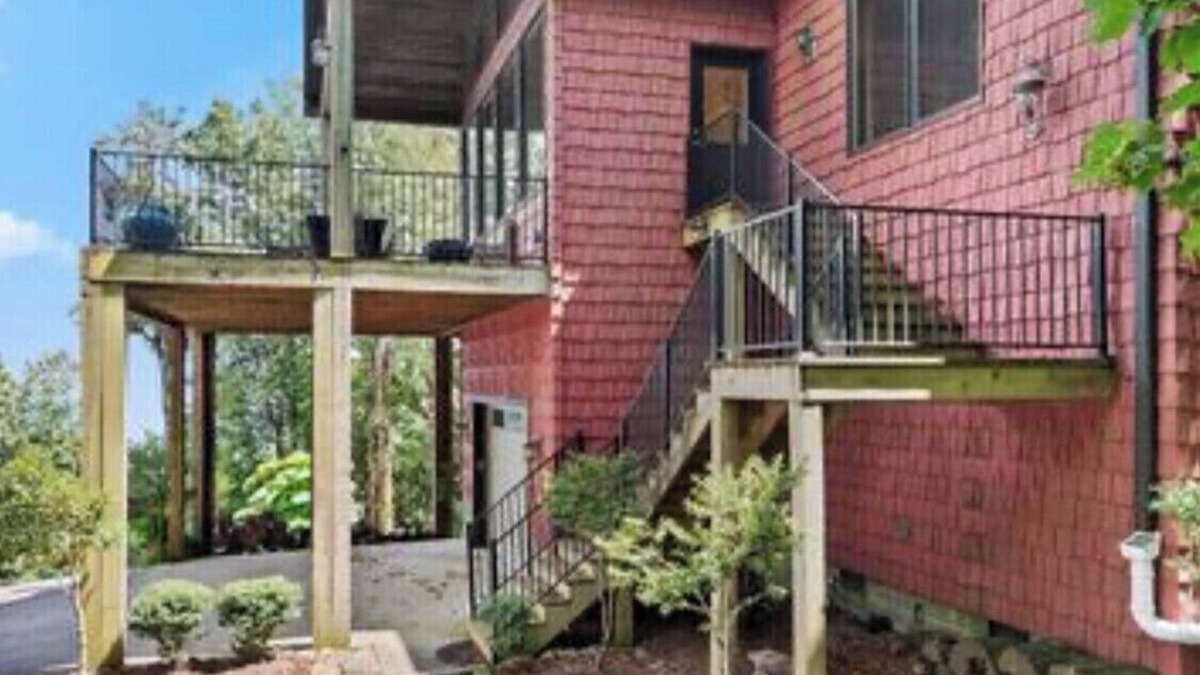 Lynn House | Flyin' High: A Rustic Luxury Mountain Getaway with Amazing Views
