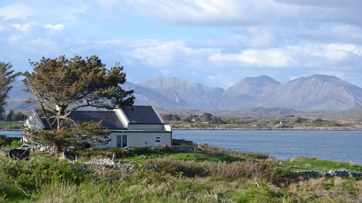 Cashel Cottage | Foden's Cottage is a family holiday home on a remote peninsula in Connemara
