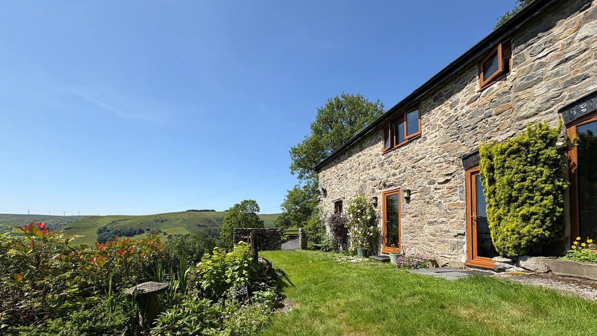 Llanbrynmair House | Foel Fach - Three Bedroom House, Sleeps 5