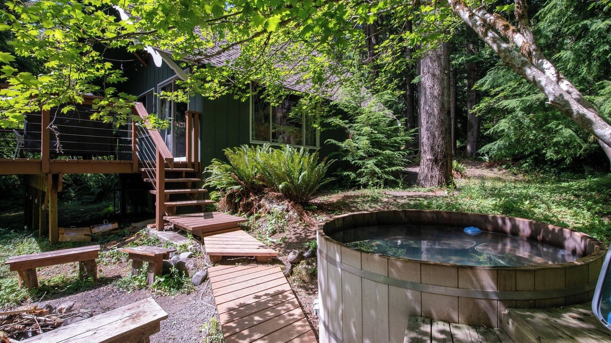 Paradise Estates Cabin | Fog & Fern Hideaway at Mt. Rainier
