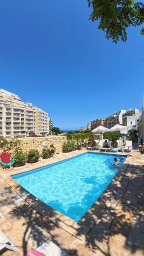 Il-Balluta Hostel | Follow the Sun Boutique Hostel - Pool, Breakfast & Sea Views