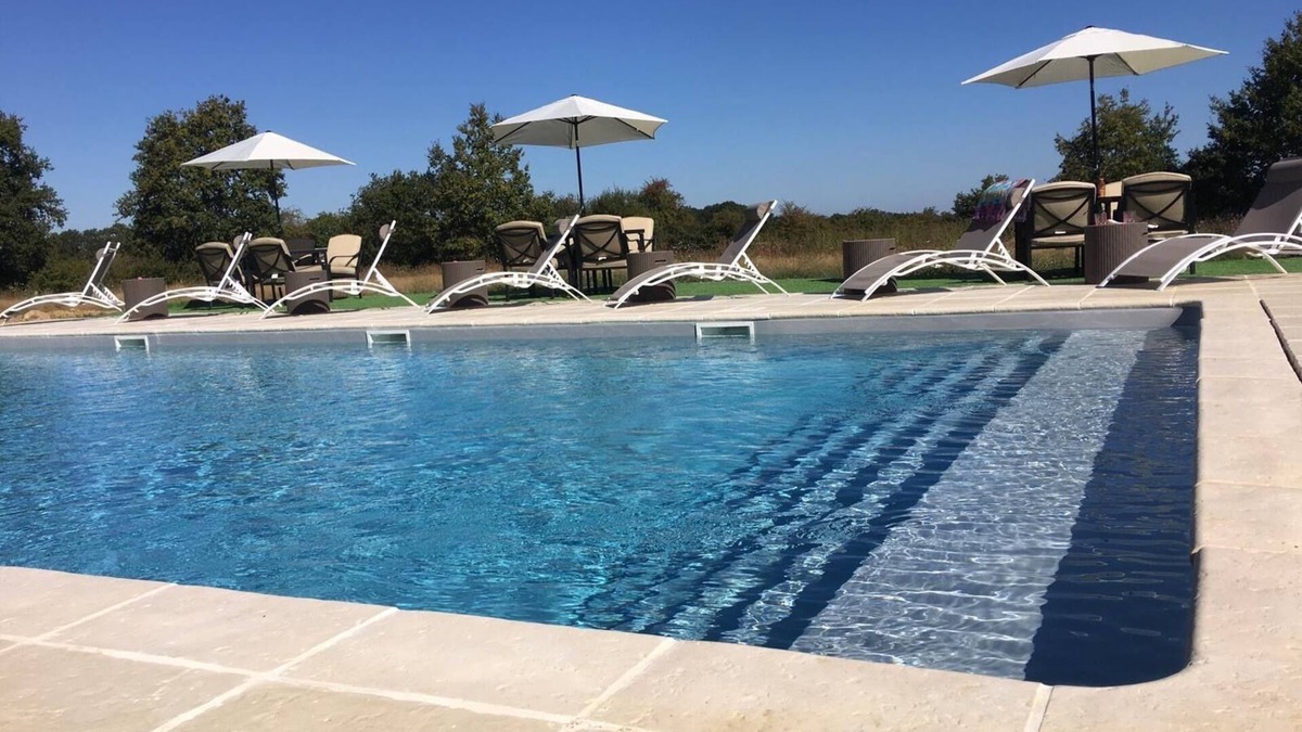 Blond RV Rental | Fonclaire Holidays - Carpers Rest Field View