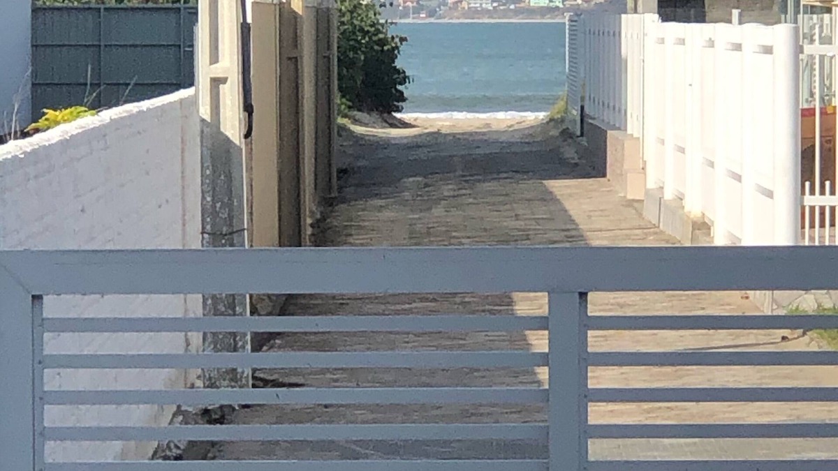 Ponta do Papagaio House | FOOT IN THE SEA Condominium Part. da Familia. Accommodates up to 12 people