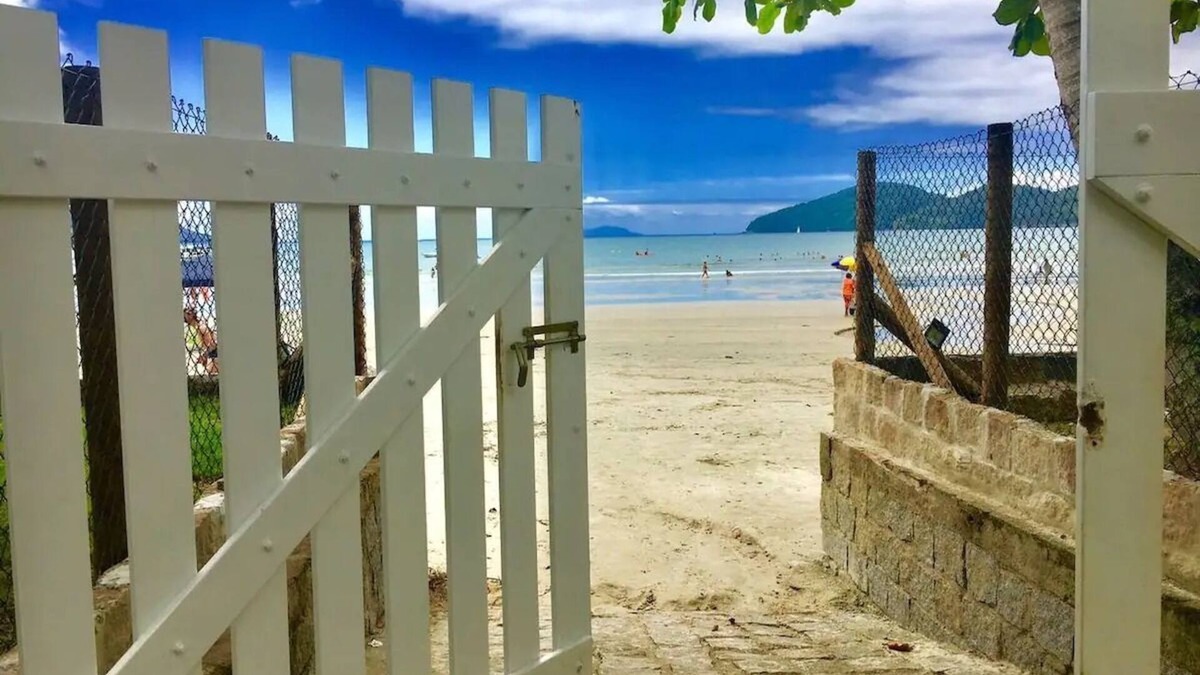 Praia da Enseada House | Foot in the Sand Cove House