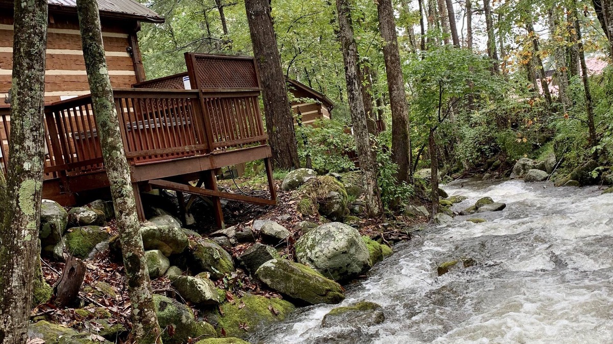 Rocky Grove Cabin | Foot of the Smokies, quiet wooded paradise. Gatlinburg Pigeon Forge