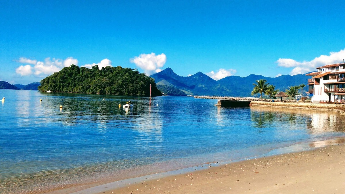 Bracui Apartment | FOOT ON THE SAND! Excellent fit ground 40 meters of private beach and beautiful views.