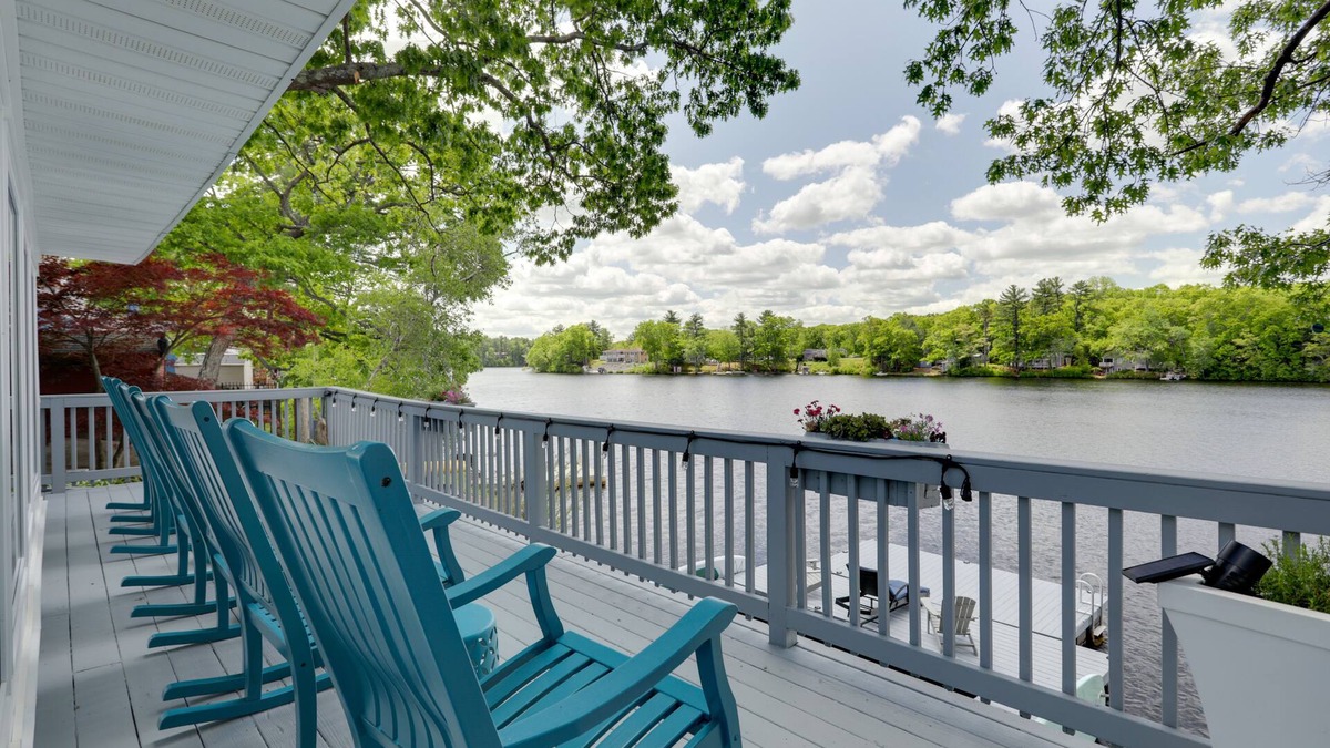 Plainville House | Football Fans Lake Retreat - 5 Mins to Gillette!