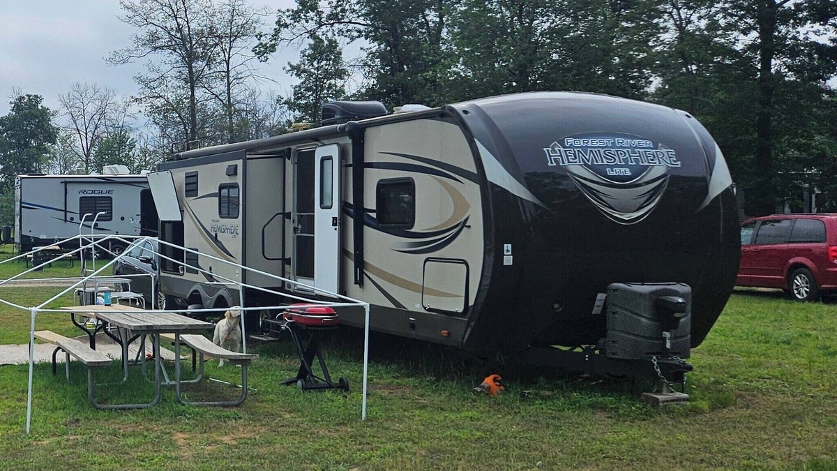 Necedah RV Rental | For 6 people Castle R Lake 30 min to Dells BBQ & boat fishing guide available.