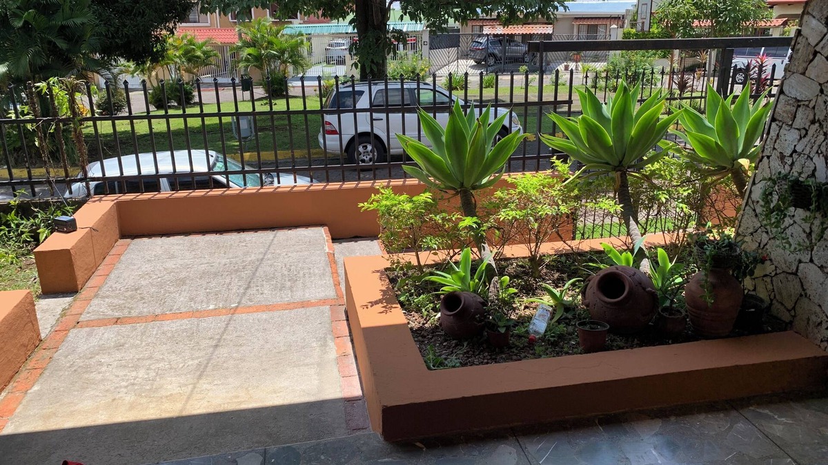 Ciudad Cariari House | For big groups a 4 bedrooms, 3 bathrooms house near to the Airport