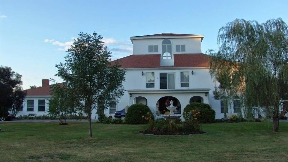 West Newbury House | FOR BUSINESS AND PLEASURE TRAVELERS Main Bedroom