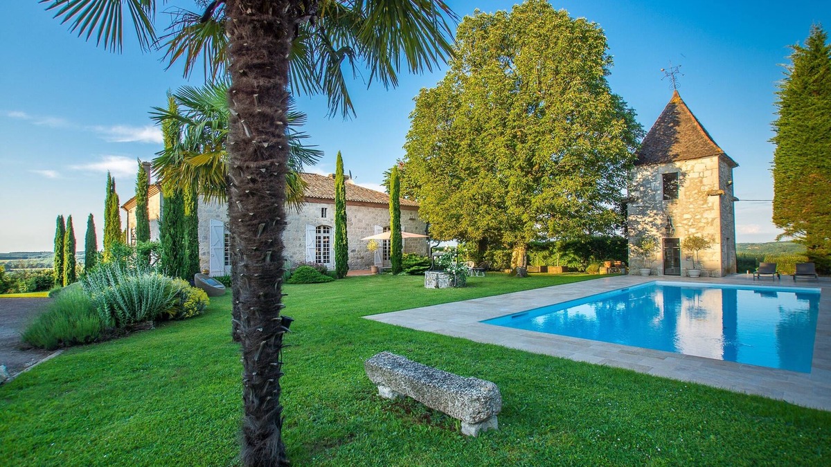 Laugnac Villa | FOR FAMILIES OR FRIENDS 12 pers EXCEPTIONAL PROPERTY SWIMMING POOL AND TENNIS