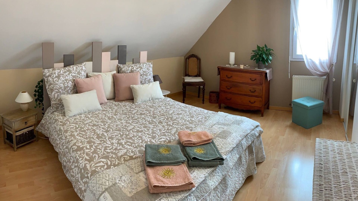 Vienne en Val Bed & Breakfast | For rent: 2 bedrooms (1 with double bed, convertible into 2 twin beds).