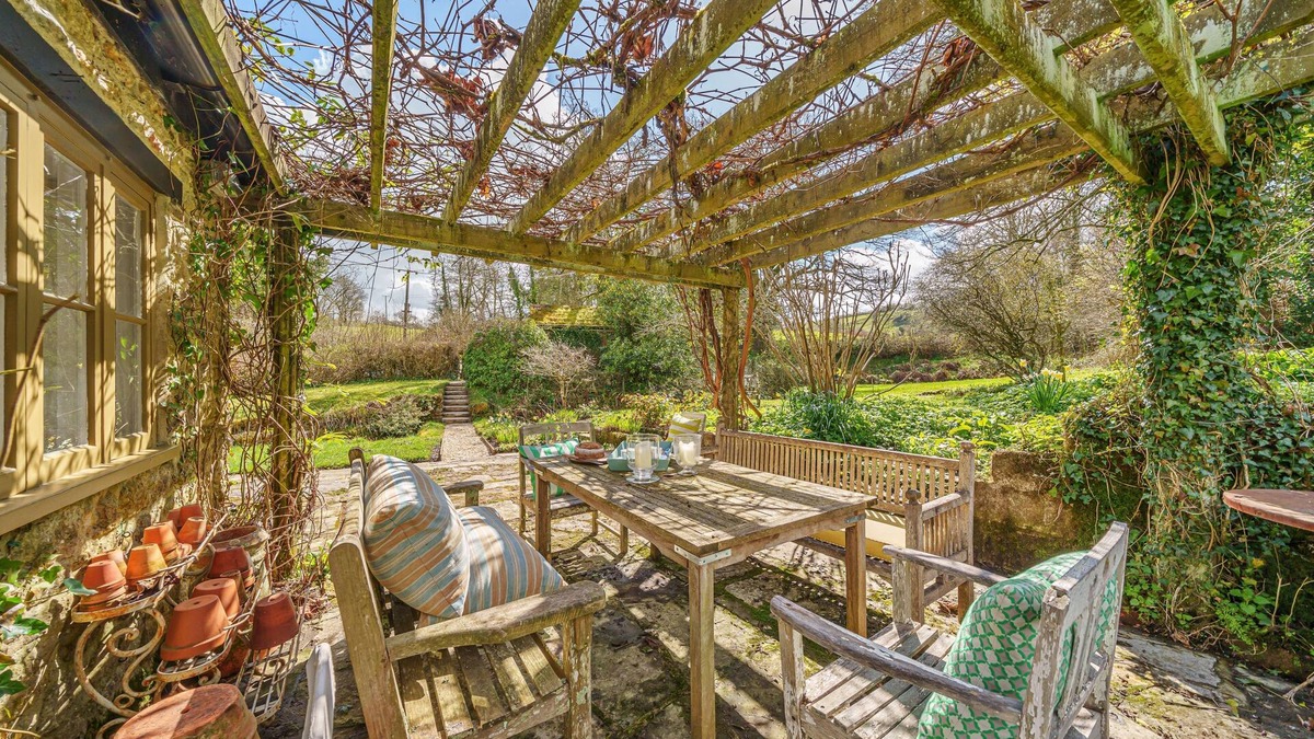 North Perrott Cottage | Ford Cottage - sleeps 4 guests in 3 bedrooms