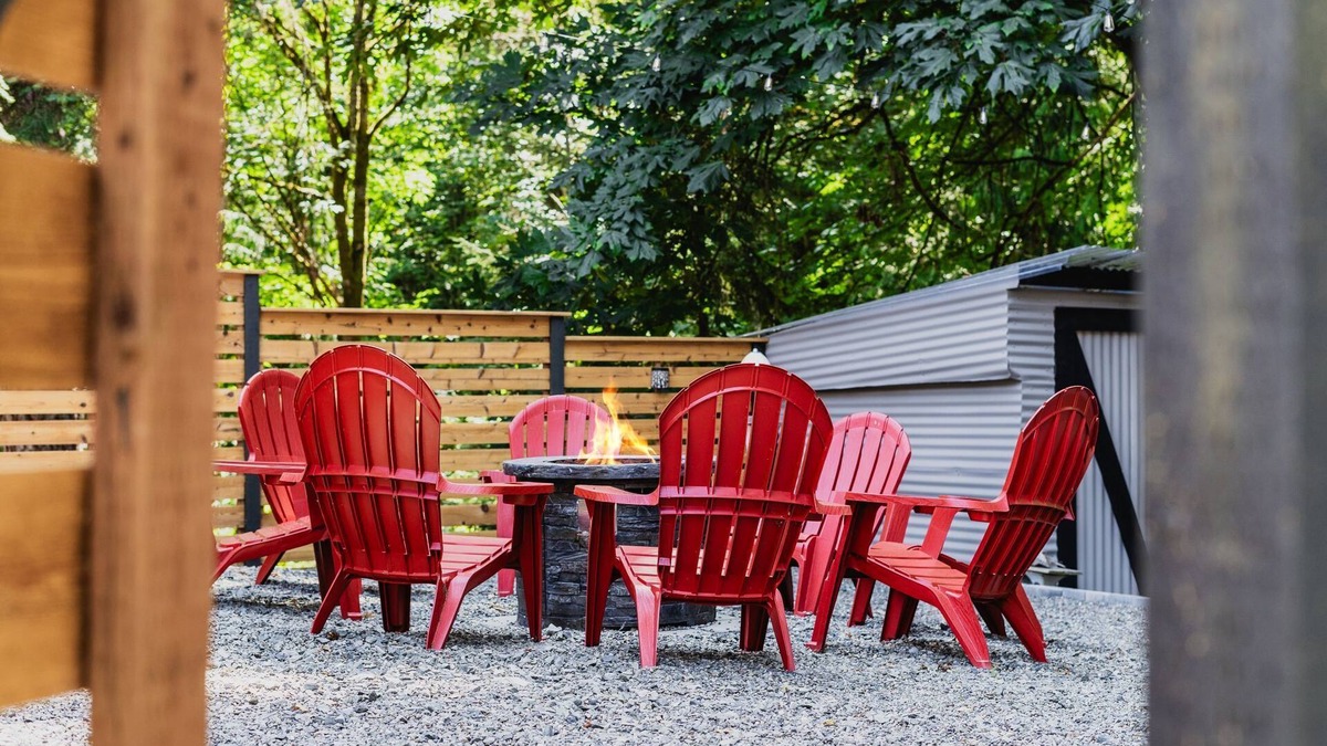 Victory Heights House | Forest Bathing Escape @ Creek, Firepit, Yoga Deck, Games & King Bed