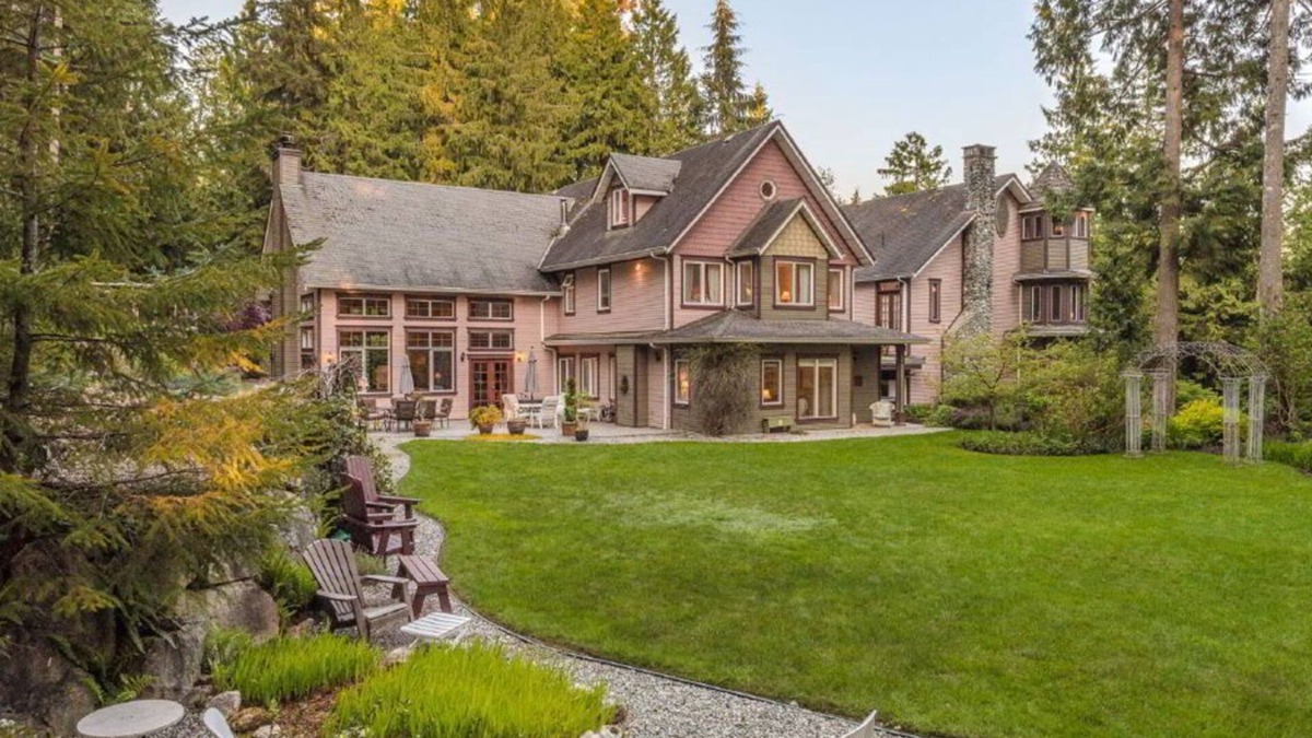 Roberts Creek House | Forest Escape: Luxury Retreat for Large Groups