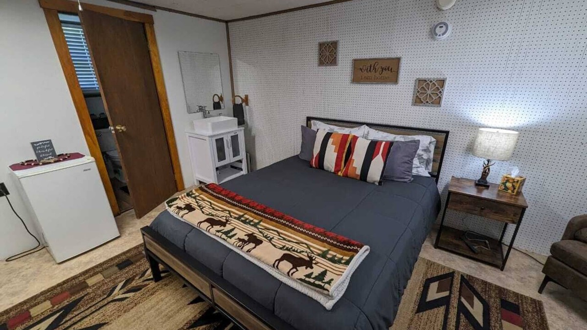 Coudersport Cabin | Forest Haven: Romantic 1BR Getaway For Two l Sleep 2