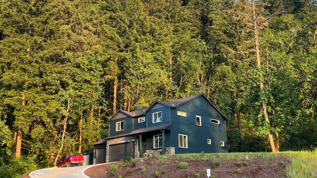Thurston House | Forest home and outdoor adventure paradise! 15 minutes to Autzen Stadium.