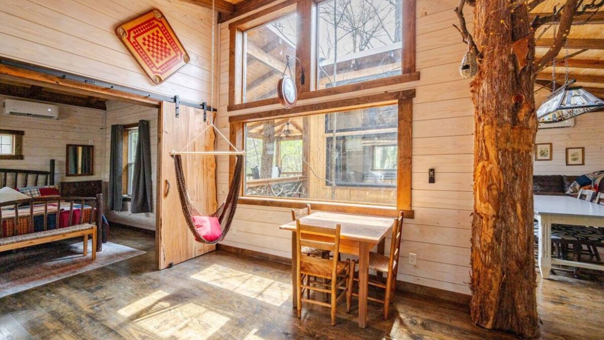 Adairsville Cabin | FoRest ReTreeT 2 bedroom Hot Tub Unique Chatming Adairsville Cabin Private