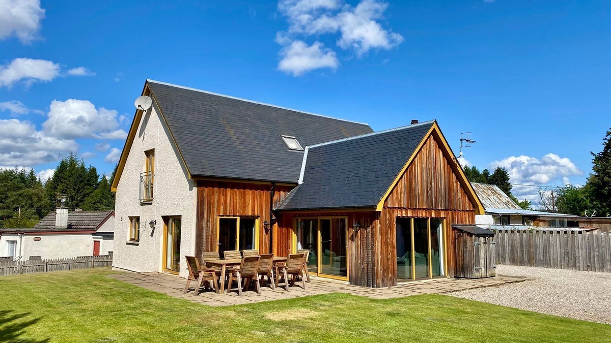 Nethy Bridge Cabin | Forest Trail Lodge - a house that sleeps 9 guests in 3 bedrooms