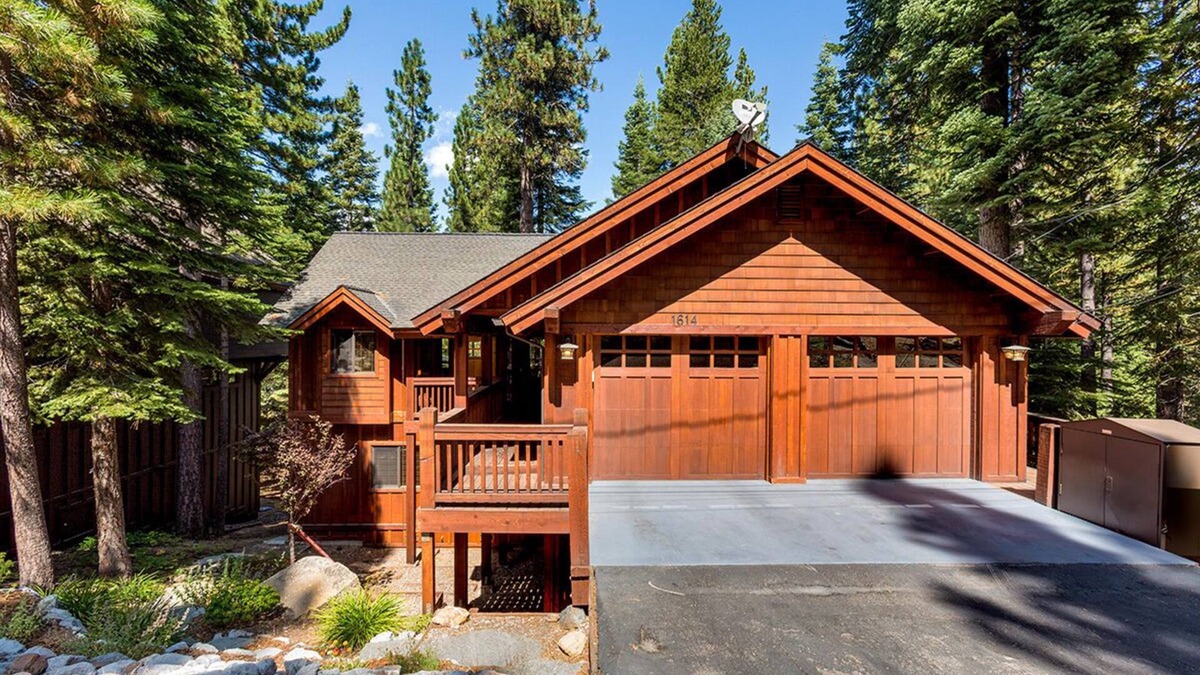 Tahoe Paradise House | Forest View Lodge – Private Hot Tub, Pool Table, & Forest Views