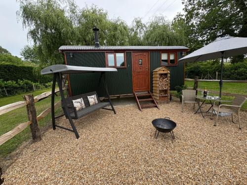 Ewhurst Apartment | Forest view shepherds hut