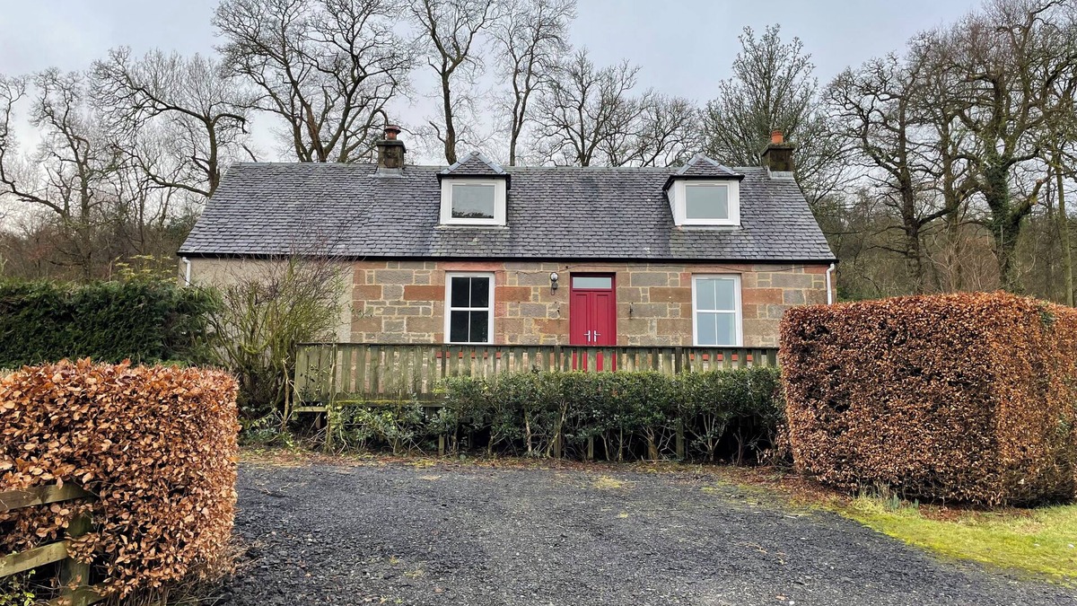 Arden Cottage | Foresters Cottage - an ideal getaway in the Scottish countryside by Loch Lomond