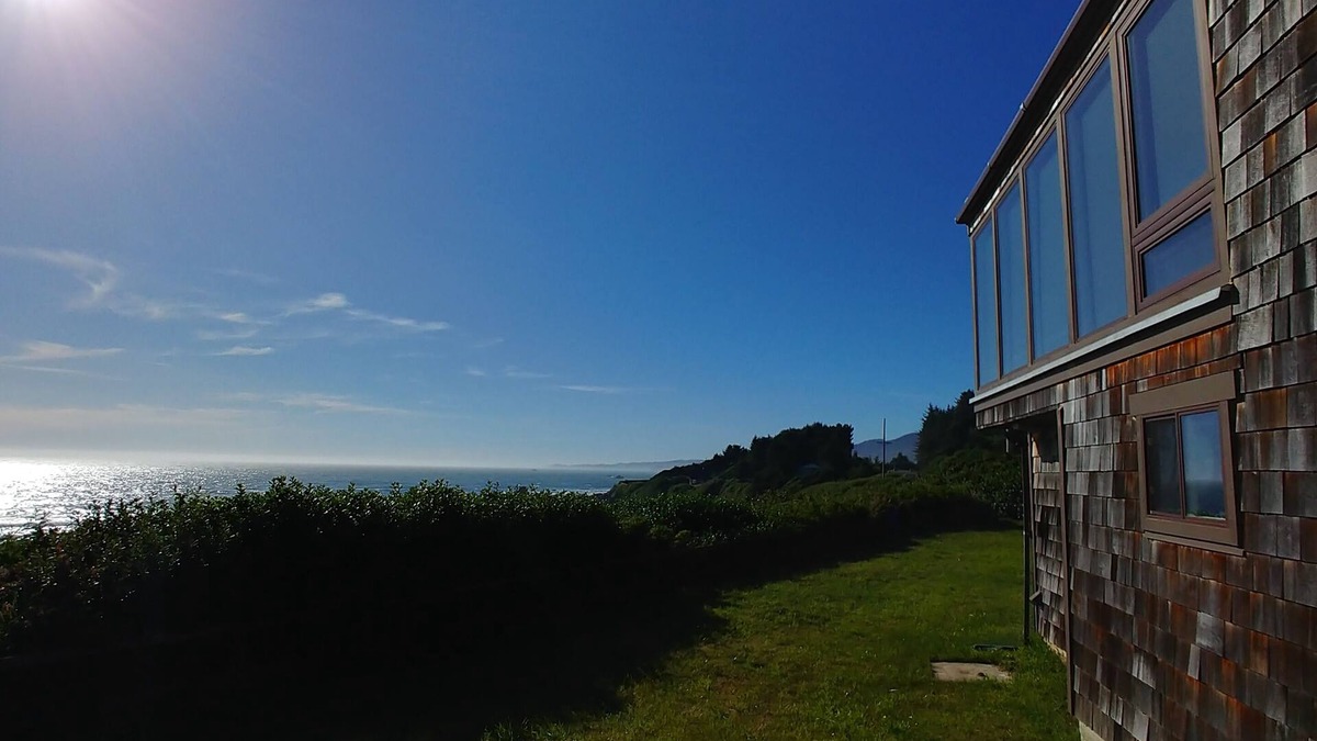 Smith River House | Forever ocean views! Close to one of the cleanest rivers in the world & Redwoods