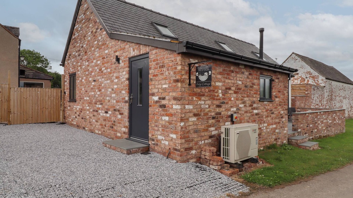 Hendrerwydd Cottage | FORGE COTTAGE, family friendly, with hot tub in Trefnant