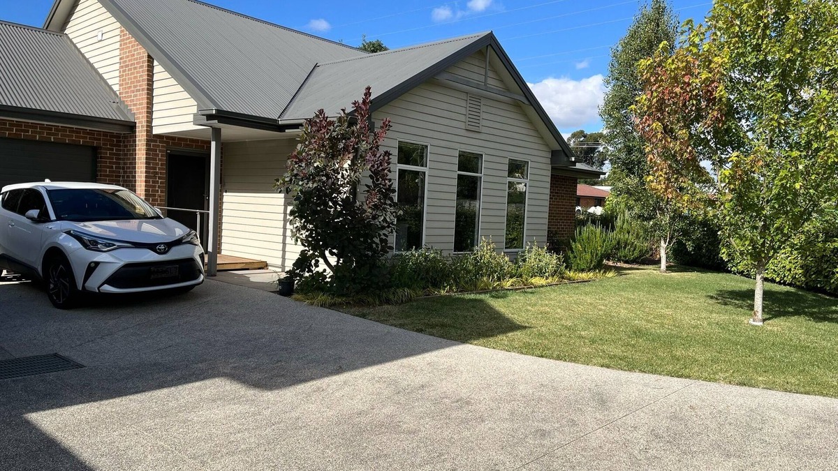 Woodend House | Forget your worries in this well presented, modern and bright spacious home.