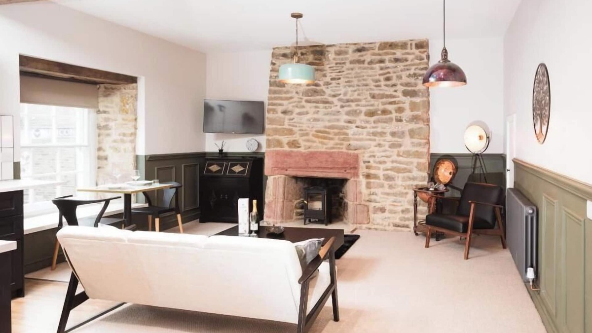 Chapel en le Frith Apartment | Former 18th century bank, now contemporary apartment with Michelin Guide rated restaurant