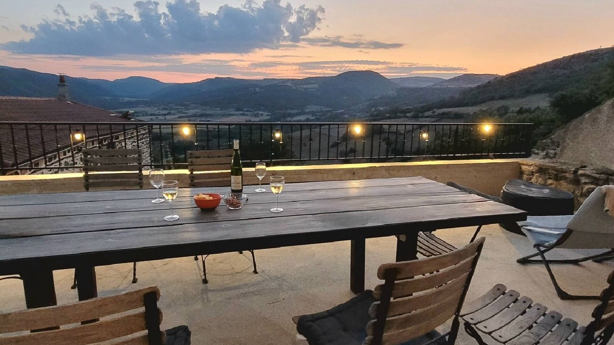 Rentieres House | Former 19th-century school with a superb view of the Cézallier mountains