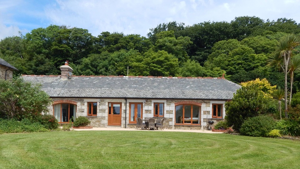 Newquay House | Former Coach House with enclosed garden - Hendra Barns, Mitchell Near Newquay