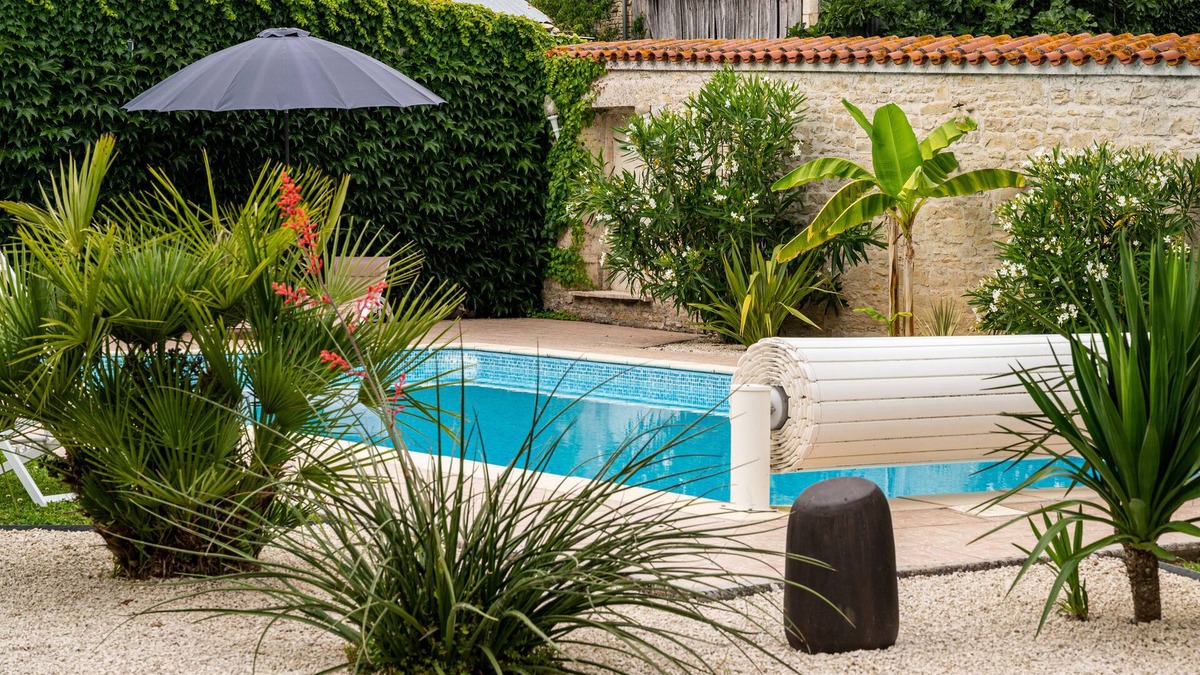 Arcais House | Former market garden house with swimming pool and tennis court