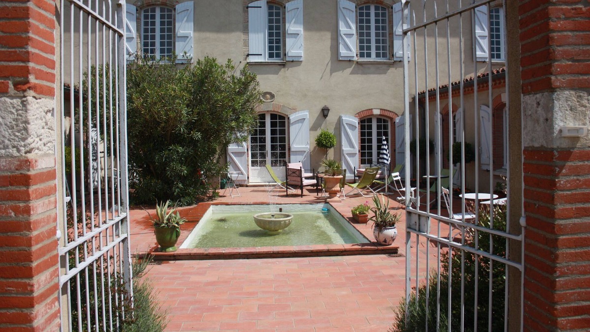 Lavaur Hotel | Former presbytery of the 18th century
