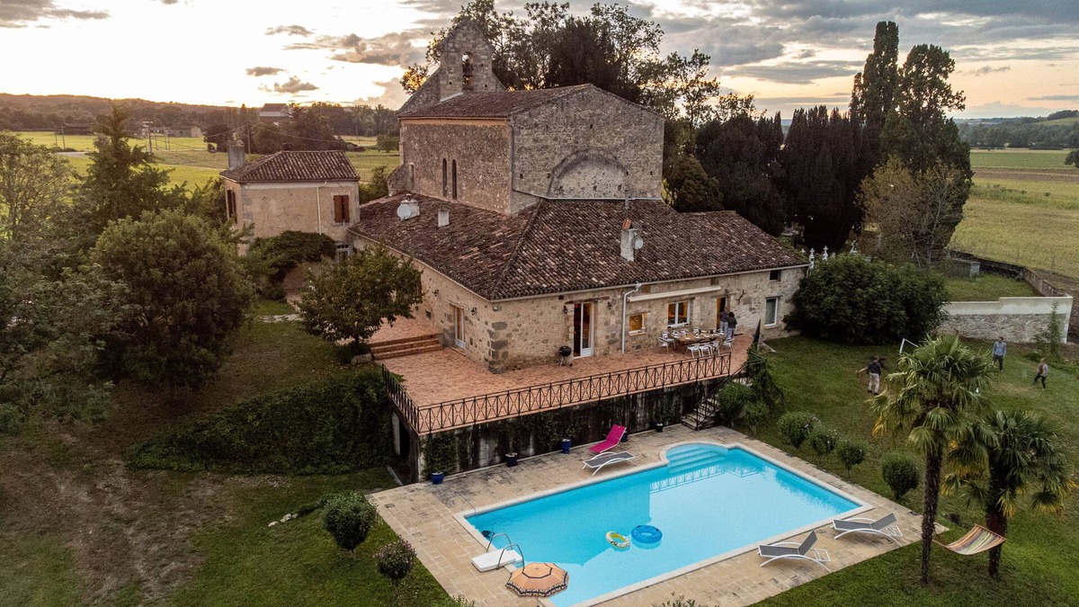 Moncrabeau Villa | Former presbytery with swimming pool