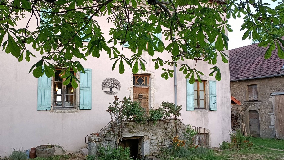 Chenoves Bed & Breakfast | Former winegrower's house in lush greenery