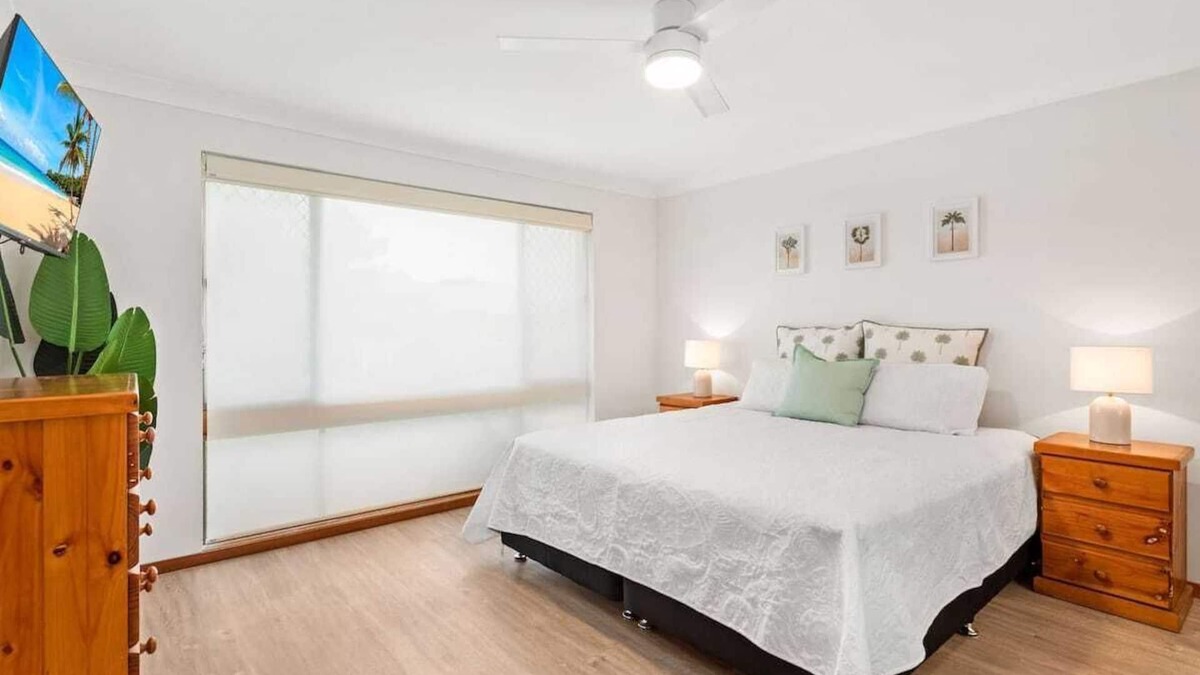 Forster House | Forster holiday home, linen included-WiFi- pets welcome-cafes,beach, golf, fish