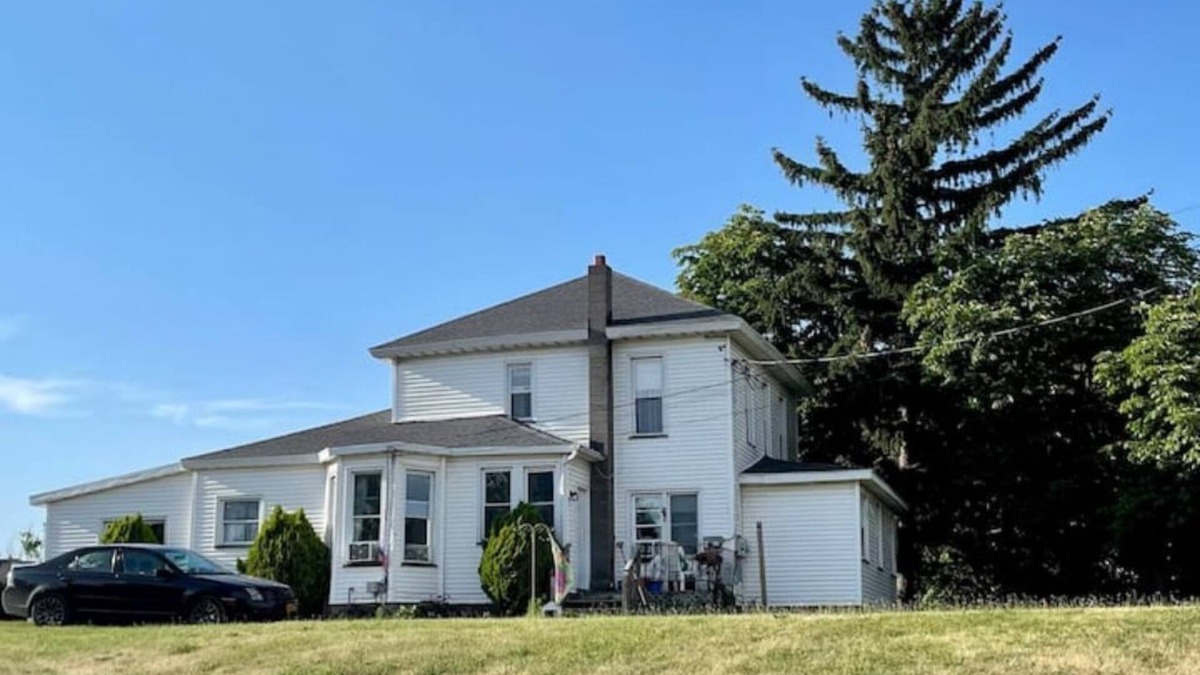 Le Roy Apartment | Fort Hill Hideaway Apartment-upper Not handicapped accessible.