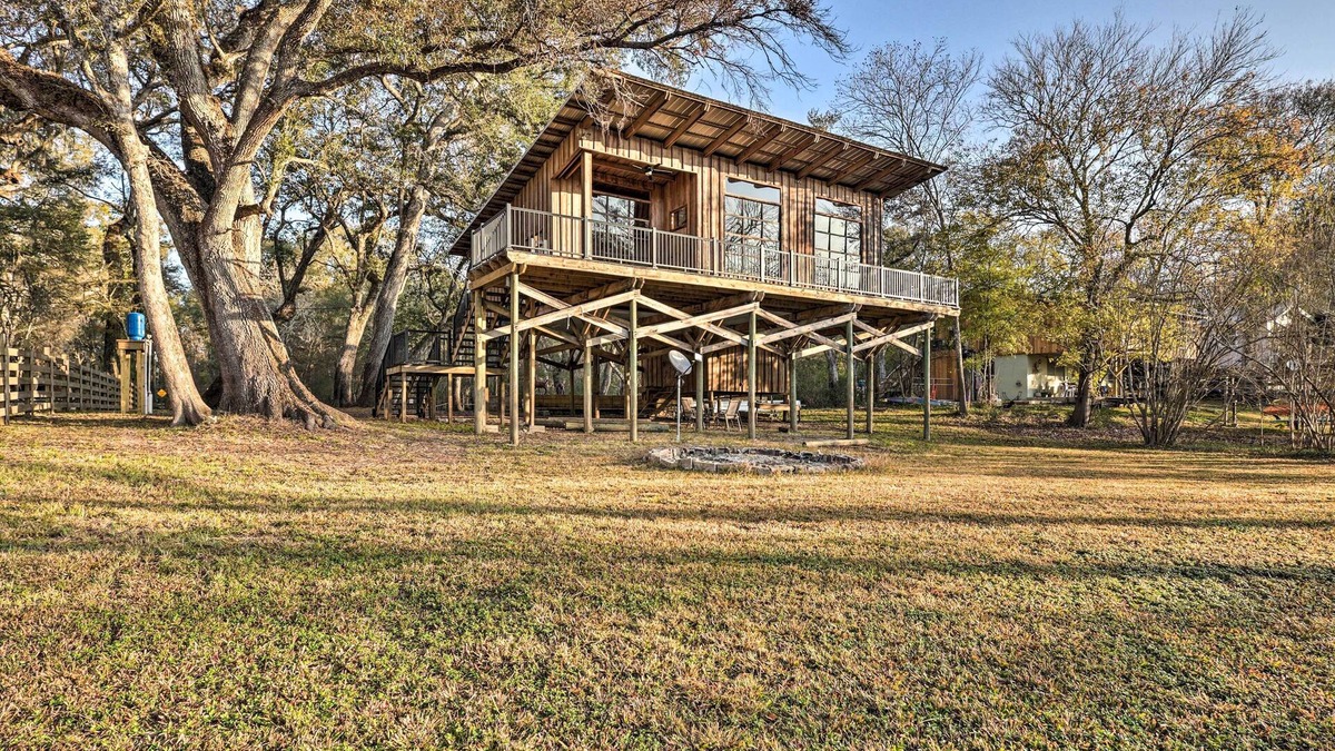 Fort White House | Fort White Retreat: Deck & River Access!