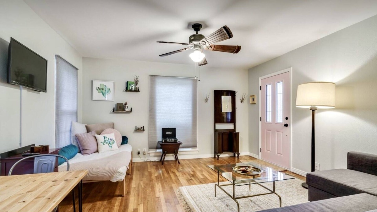 Fort Worth Cultural District House | Fort Worth Arts District Bungalow. 2 blocks from Dickies Arena!