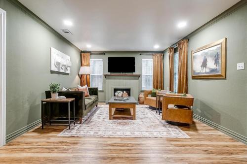 North Hi Mount House | Fort Worth Cottage Retreat