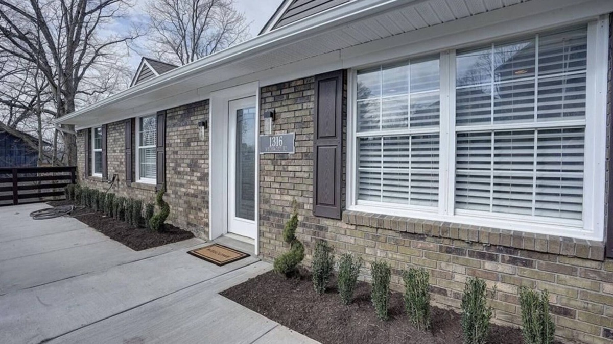 Charleston House | Fort Wychwood is newly renovated with great views and city access!