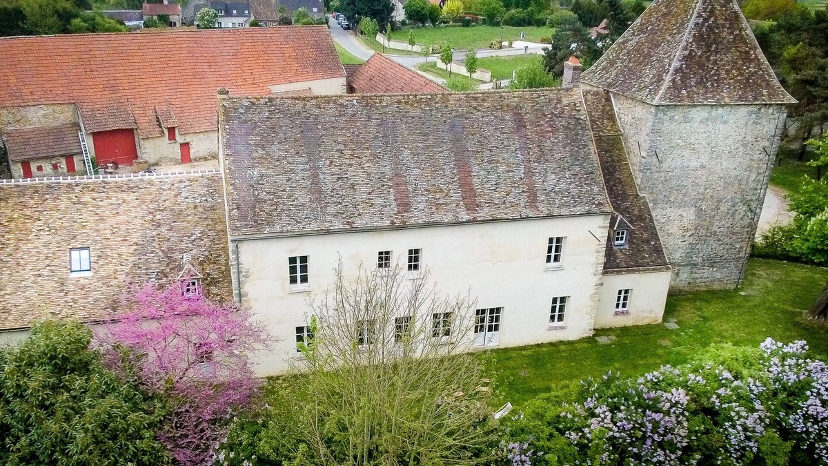 Roinville House | Fortified manor with fields as far as the eye can see